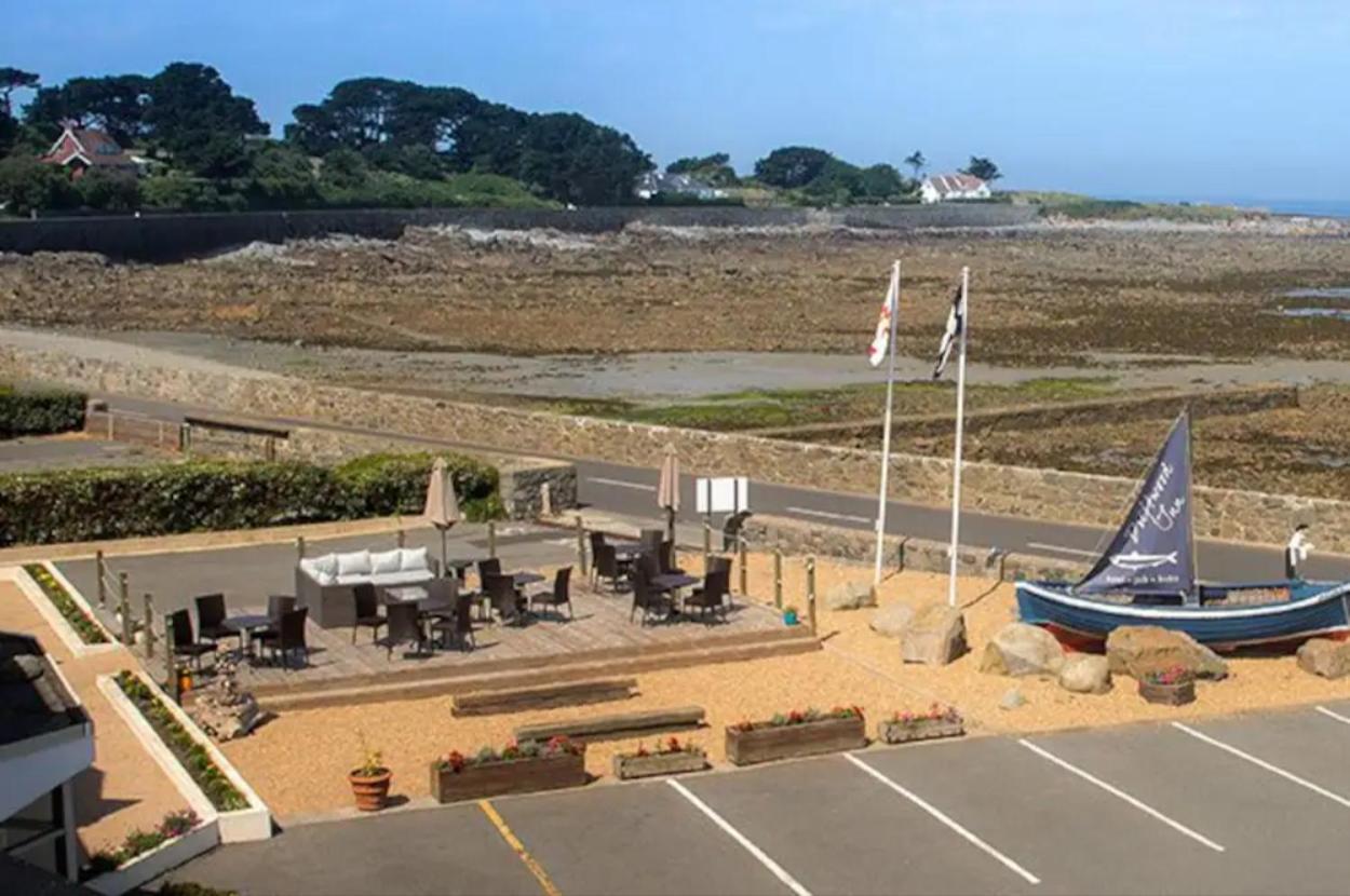 Driftwood Inn Saint Saviour Екстериор снимка